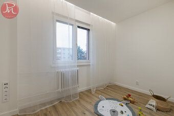 Nabízíme k prodeji byt 3+kk o výměře 58 m² ve 3. podlaží s p