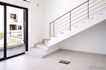 Moderní loft 1+1, který kombinuje vlastní bydlení u moře, re