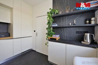 Byt, který má prostor, klid i praktické zázemí. Nabízíme k p
