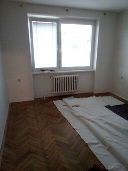 Pronájem bytu 2+1 s balkonem, ve čtvrtém patře cihlového dom