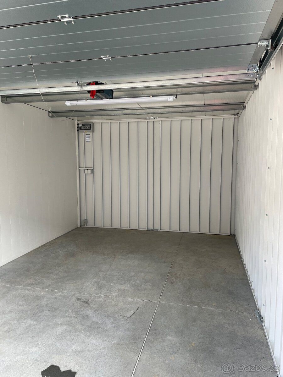 Nabízím k pronájmu moderní garáž o rozměrech 3,5 × 6,3 metru