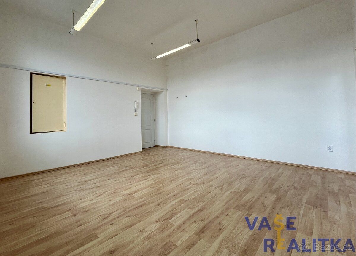 Nabízíme k pronájmu světlou kancelář o výměře 23 m², která s