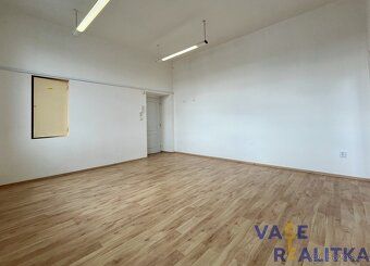 Nabízíme k pronájmu světlou kancelář o výměře 23 m², která s