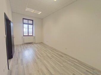 Nabízíme k pronájmu světlou kancelář o výměře 23 m², která s