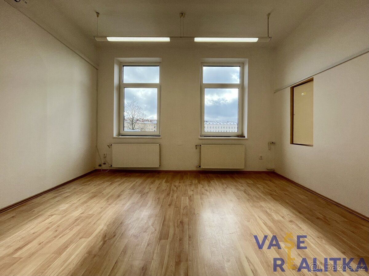 Nabízíme k pronájmu světlou kancelář o výměře 23 m², která s