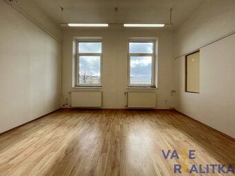 Nabízíme k pronájmu světlou kancelář o výměře 23 m², která s