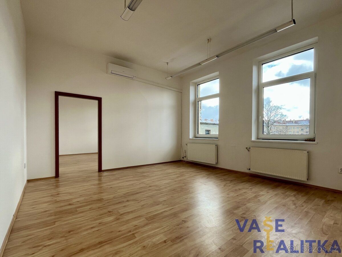Nabízíme k pronájmu světlou kancelář o výměře 23 m², která s