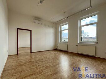 Nabízíme k pronájmu světlou kancelář o výměře 23 m², která s