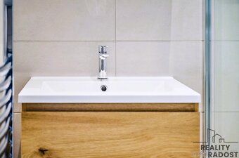 Nabízíme k pronájmu světlý, čerstvě zrekonstruovaný byt o di