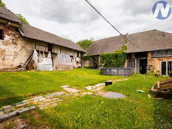 Nabízíme k prodeji rodinný dům s přilehlými hospodářskými st