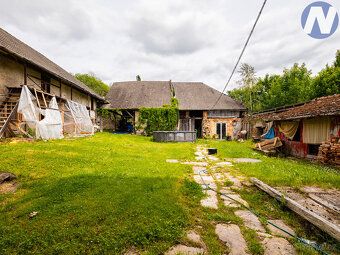 Nabízíme k prodeji rodinný dům s přilehlými hospodářskými st