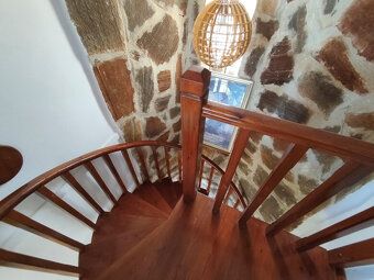 Relax Properties nabízí k prodeji výjimečný třípodlažní mezo