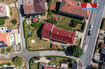 Nabízíme k pronájmu světlý byt 3+1 o užitné ploše 70 m² v žá