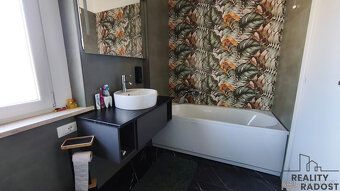 Krásný apartmán s vlastním parkovacím místem přímo u domu!
V