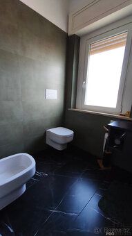 Krásný apartmán s vlastním parkovacím místem přímo u domu!
V