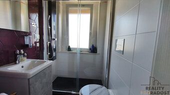 Krásný apartmán s vlastním parkovacím místem přímo u domu!
V