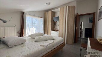 Exkluzivní penthouse s dechberoucím výhledem na moře.
Nabízí