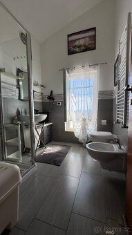 Exkluzivní penthouse s dechberoucím výhledem na moře.
Nabízí