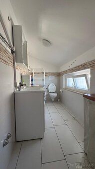 Exkluzivní penthouse s dechberoucím výhledem na moře.
Nabízí