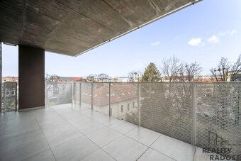 Prodej nového bytu 4+kk s balkonem, lodžií, sklepem a garážo