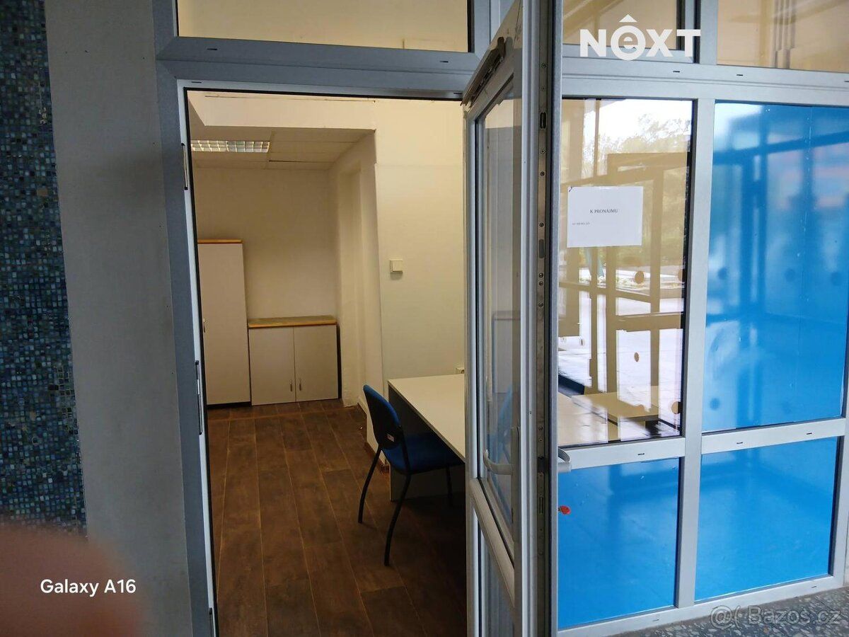 Nabízíme k pronájmu kancelář resp.obchodní prostor v obchodn