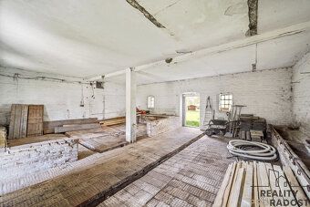 Dobrý den, nabízím k prodeji stavební pozemek na kterém je s