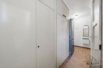 Nabízíme k prodeji prostorný byt o dispozici 2+1 ve vyhledáv