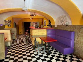 Nabízíme pronájem zavedené restaurace v Hostinném U Lva. Náj