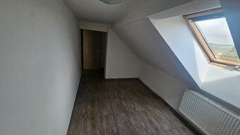 Nabízím k podnájmu podkrovní byt o velikosti 1+1kk 42m . Byt