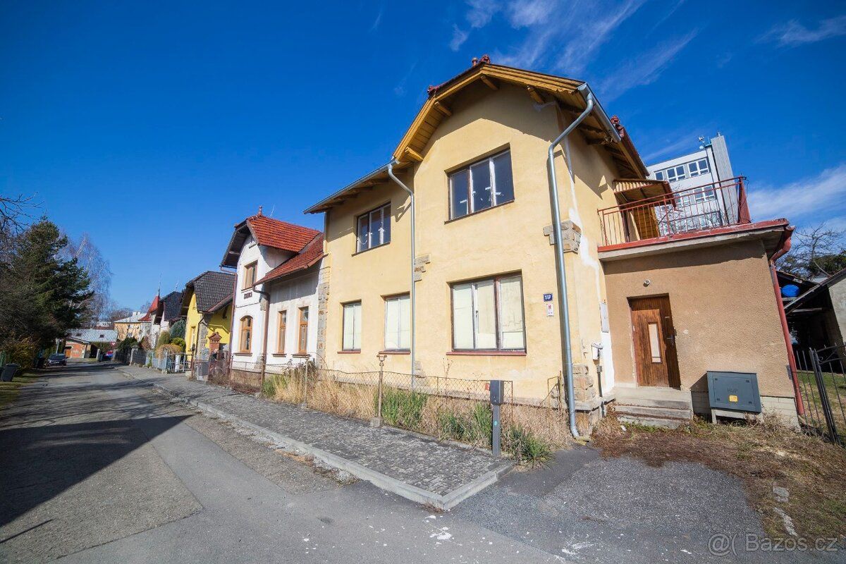 Nabízím k prodeji soubor staveb (rodinný dům a dílnu) s poze