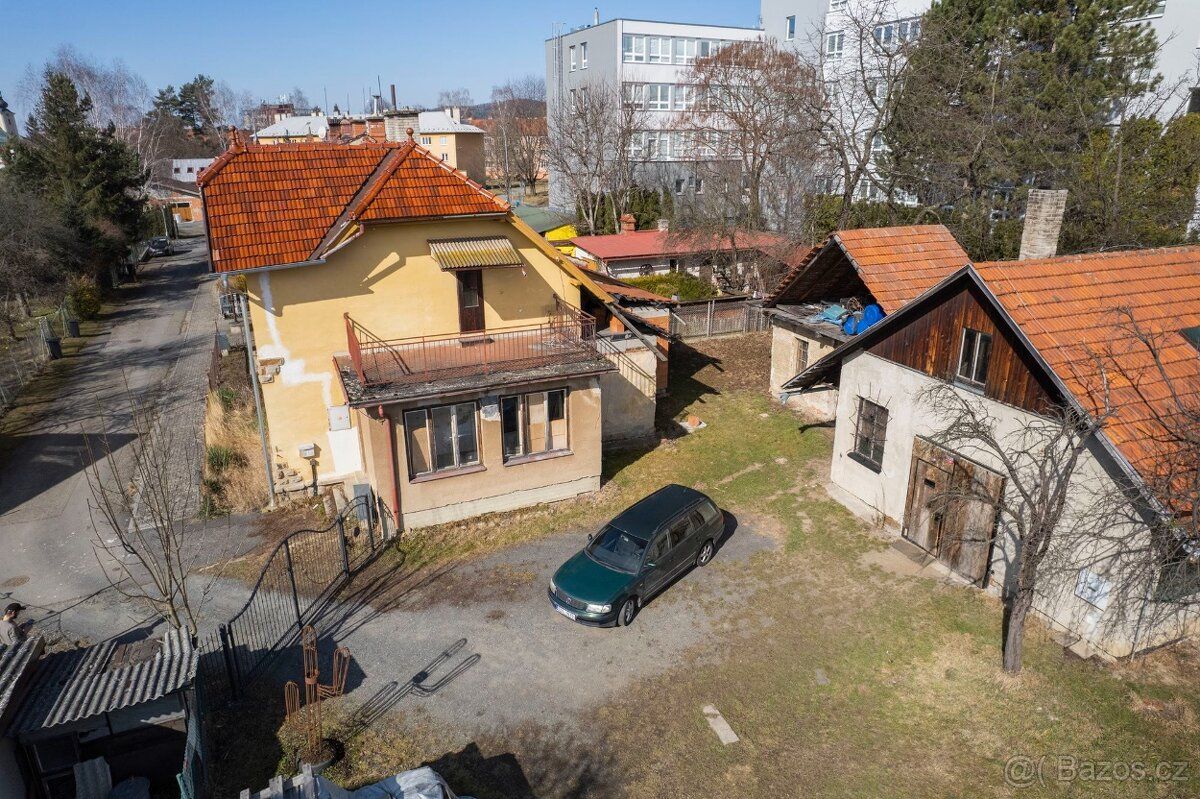 Nabízím k prodeji soubor staveb (rodinný dům a dílnu) s poze