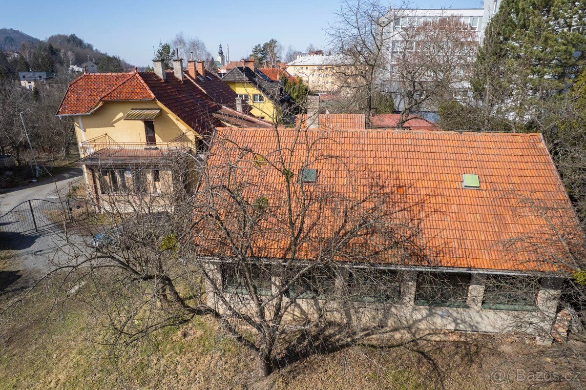 Nabízím k prodeji soubor staveb (rodinný dům a dílnu) s poze