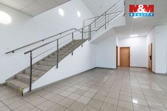 Nabízíme k prodeji moderní komerční objekt včetně pozemků o 