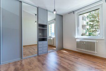 Nabízíme k prodeji prostorný a světlý byt 3+1 s balkonem v ž