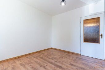 Nabízíme k prodeji prostorný a světlý byt 3+1 s balkonem v ž