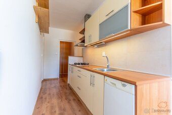 Nabízíme k prodeji prostorný a světlý byt 3+1 s balkonem v ž