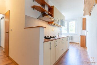 Nabízíme k prodeji prostorný a světlý byt 3+1 s balkonem v ž