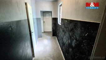 Nabízíme k pronájmu obchodní prostory ve dvoře domu v centru