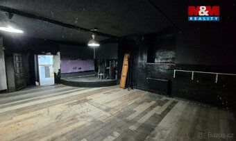 Nabízíme k pronájmu obchodní prostory ve dvoře domu v centru