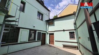 Nabízíme k pronájmu obchodní prostory ve dvoře domu v centru