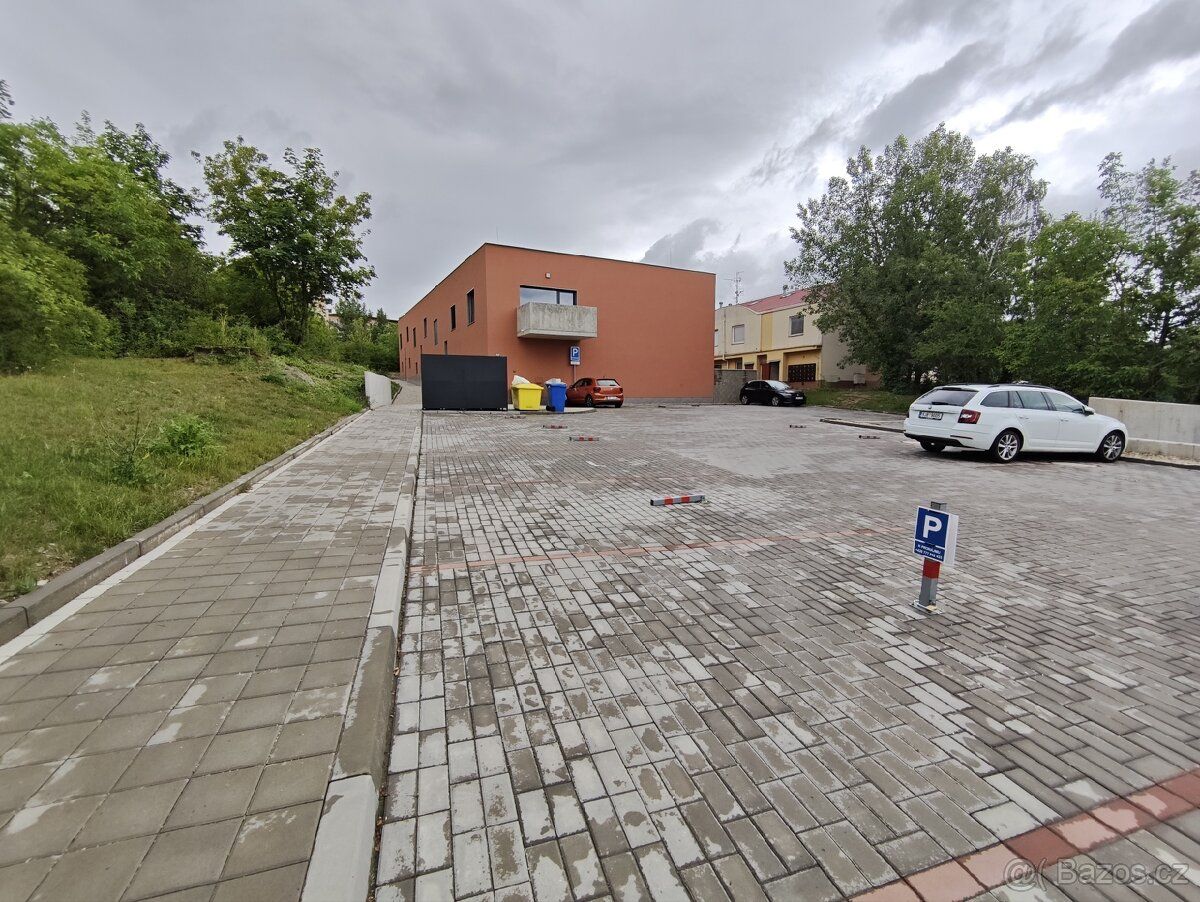 Nabízíme pronájem parkovacího stání č.02, na adrese Trnkova 