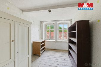 Nabízíme ke koupi prostorný dům ve Vejprtech, který díky své
