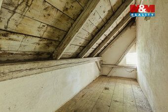 Nabízíme ke koupi prostorný dům ve Vejprtech, který díky své