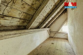 Nabízíme ke koupi prostorný dům ve Vejprtech, který díky své