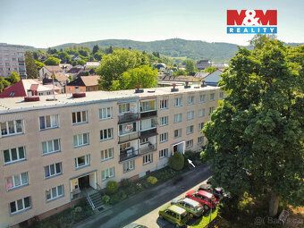 Nabízíme k prodeji světlý byt o dispozici 2+1 a užitné ploše