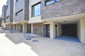 Novostavba ŘRD 7+kk + terasa + balkon + garáž a parkovací st