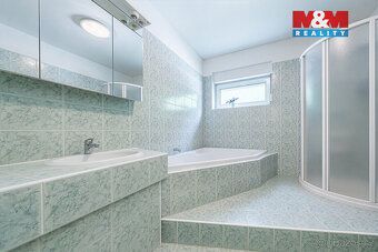 Nabízíme k prodeji samostatně stojící rodinný dům v klidné č