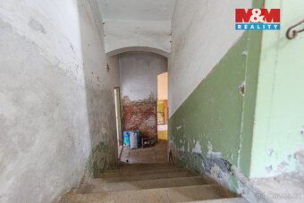 Nabízíme k prodeji samostatně stojící rodinný dům v klidné č