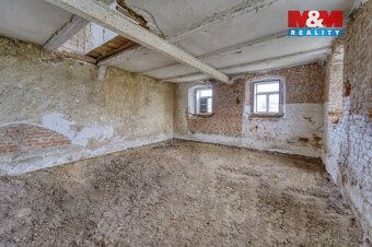 Nabízíme k prodeji rodinný dům k rekonstrukci na polosamotě 