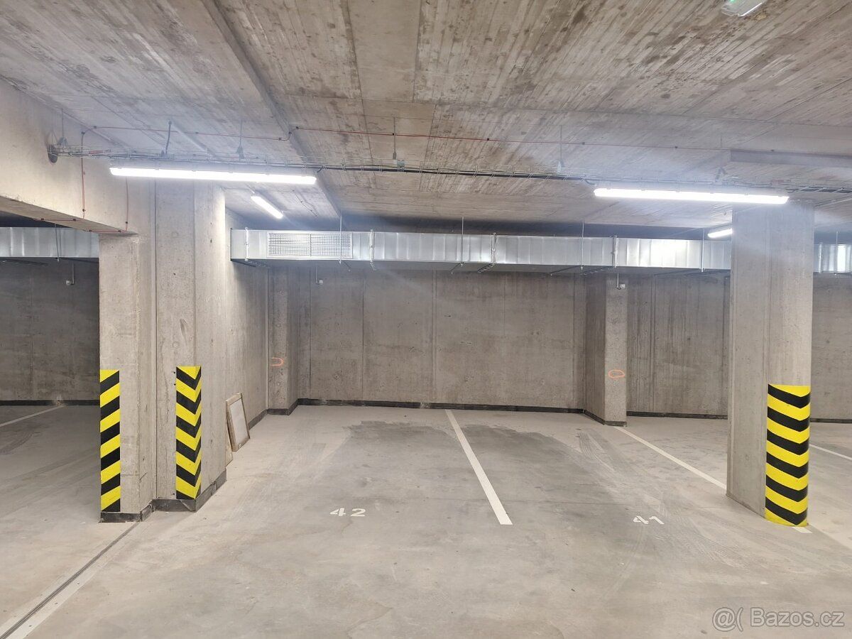 Nabízím k pronájmu dvojgarážového stání o celkové ploše 25m2
